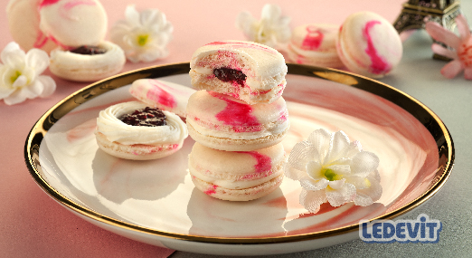 Macarons con reducción de frutos rojos