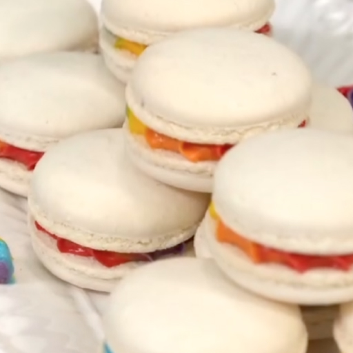 Macarons rellenos con buttercream multicolor