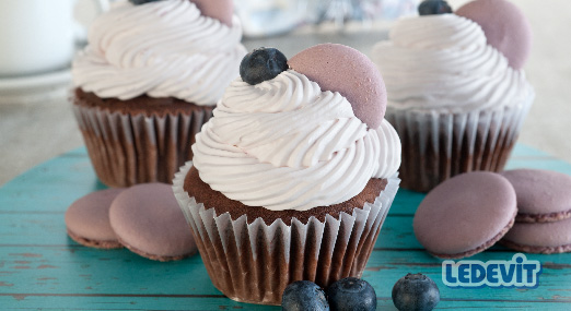 Cupcakes de chocolate con crema de arándanos