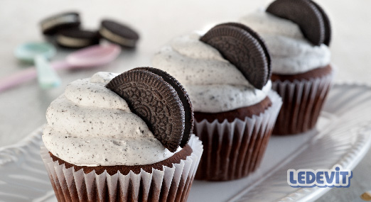 Cupcakes de chocolate con crema de cookies