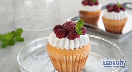 Cupcakes con crema y frambuesas