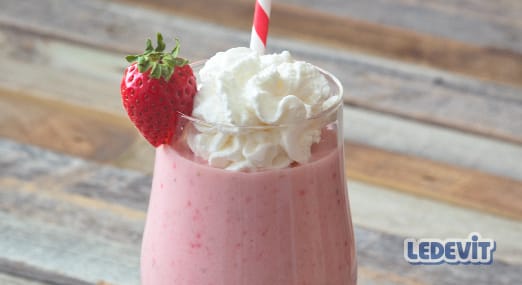 Milkshake de frutilla y frutos rojos